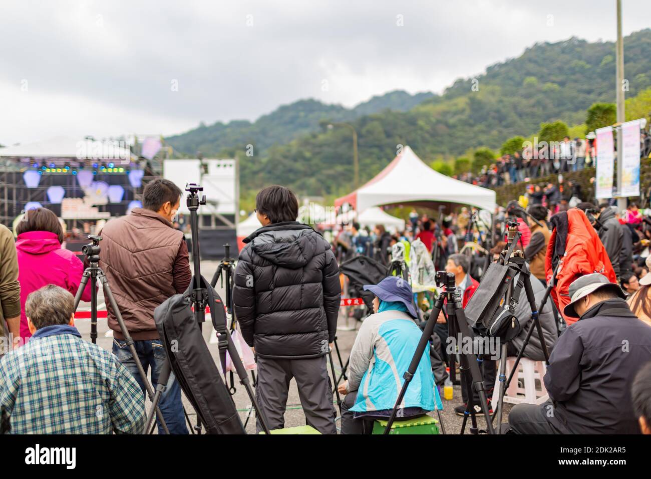 Pingxi, 24 FÉVR. 2013 - de nombreux trépied de photographie attendent le festival de lanternes du ciel Banque D'Images