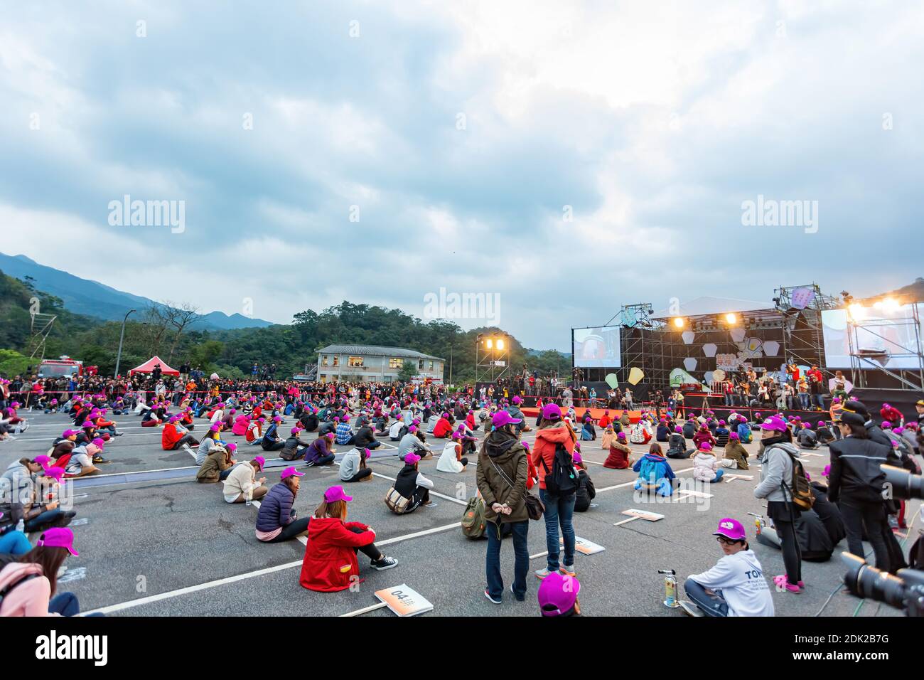 Pingxi, 24 FÉVR. 2013 - beaucoup de bénévoles attendent le Festival des lanternes du ciel Banque D'Images