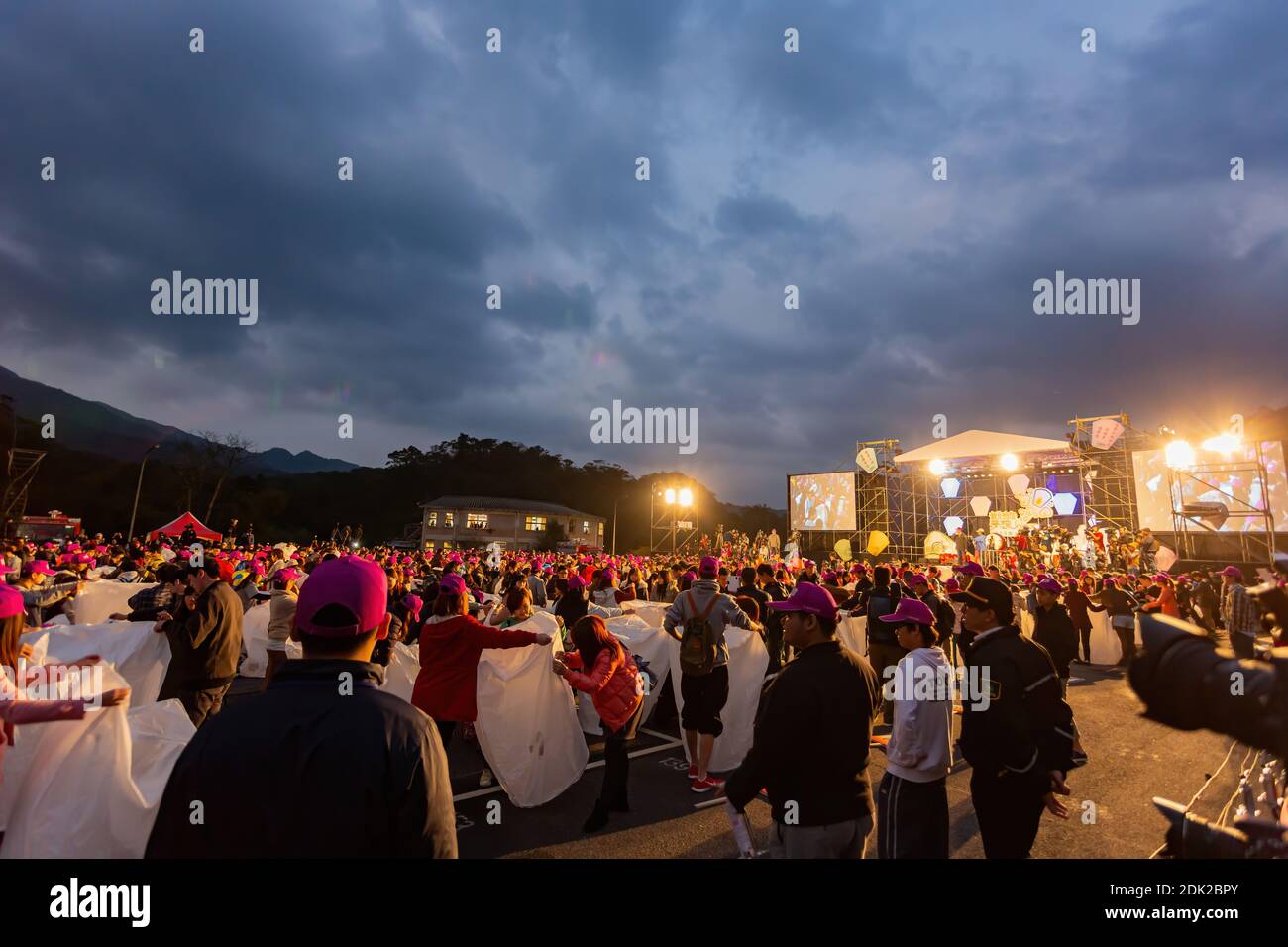 Pingxi, 24 FÉVR. 2013 - les gens jouent au Festival des lanternes du ciel Banque D'Images