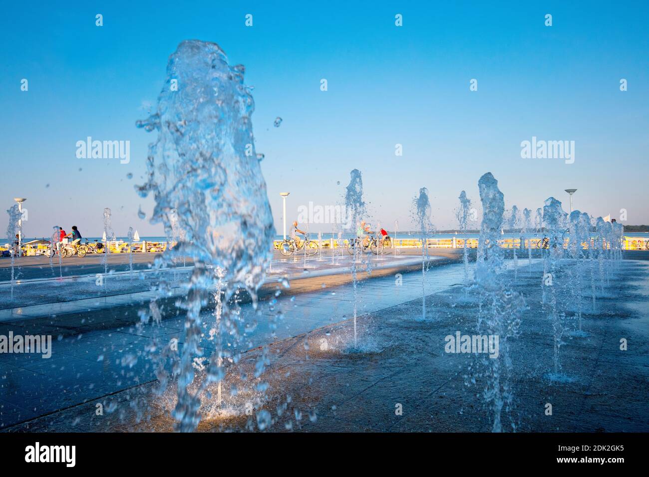 Allemagne, Schleswig-Holstein, la station Baltique de Travemünde, fontaines d'eau sur la promenade de la plage Banque D'Images