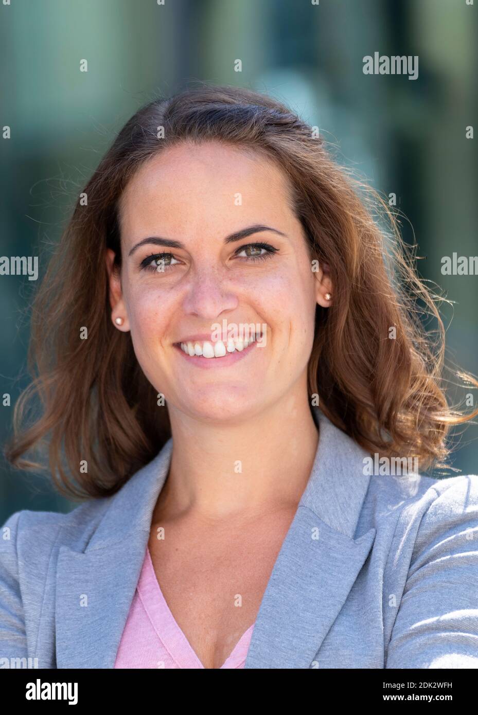 jeune femme souriant à l'appareil photo, portrait Banque D'Images