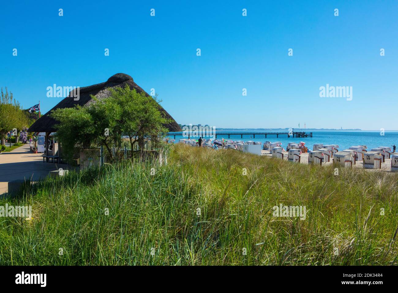 Allemagne, Schleswig-Holstein, Haffkrug, Promenade, vue sur les dunes à la plage et à la jetée Banque D'Images