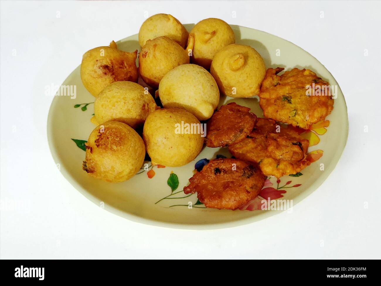 La nourriture frite indienne la Pakora est aussi connue sous le nom de Pakoda, Bhajiya, Bhajia, Methi Gota, Kanda Bhaji, Pyaz Pakoda, Fried Chilis, Onion AMA, pota Banque D'Images