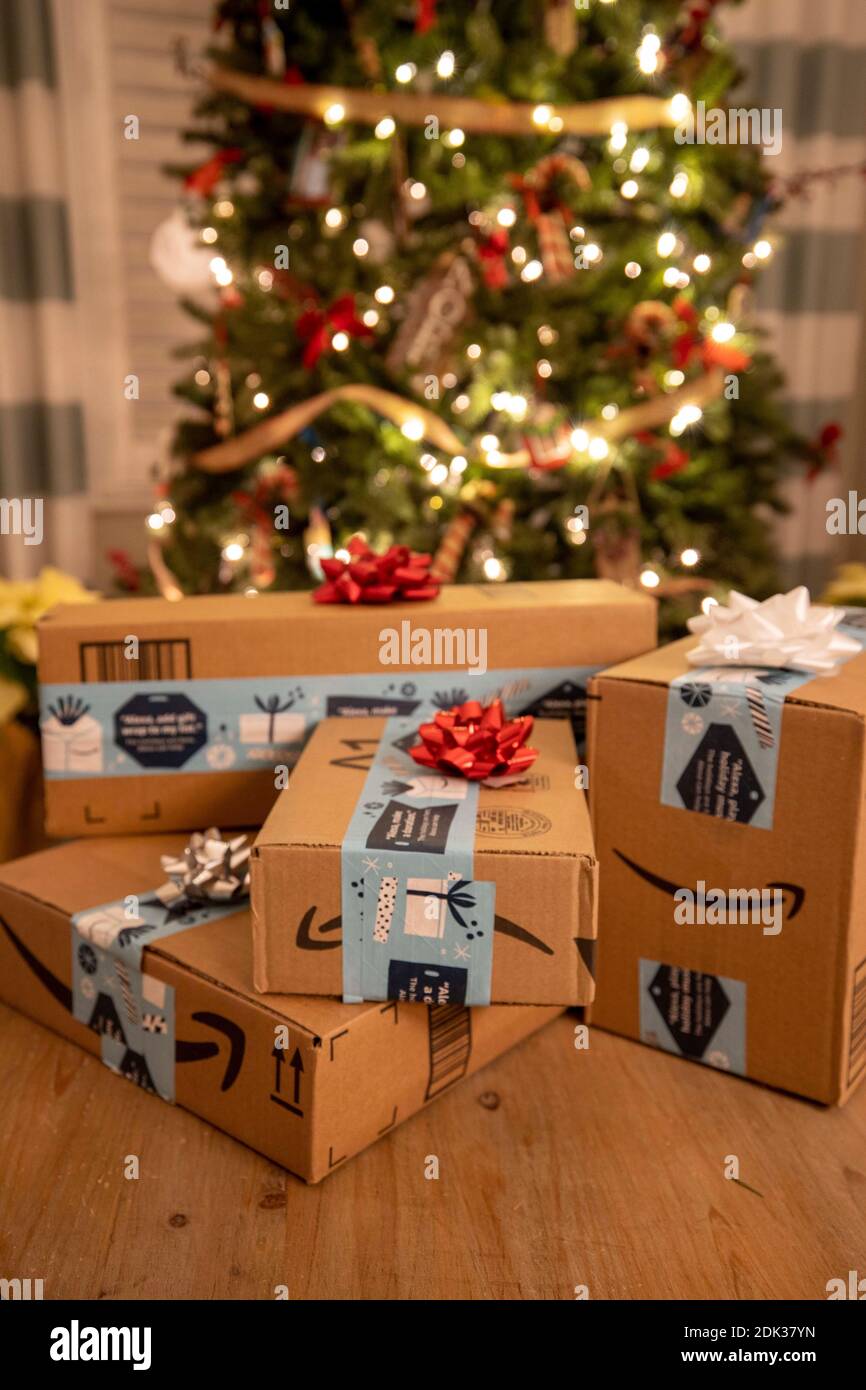 Aliso Viejo, Californie, États-Unis. 14 décembre 2020. Boîtes d'expédition Amazon  en carton brun Uni avec logo amazon Smile et ruban de Noël saisonnier. Les  paquets sont placés comme des cadeaux sous un