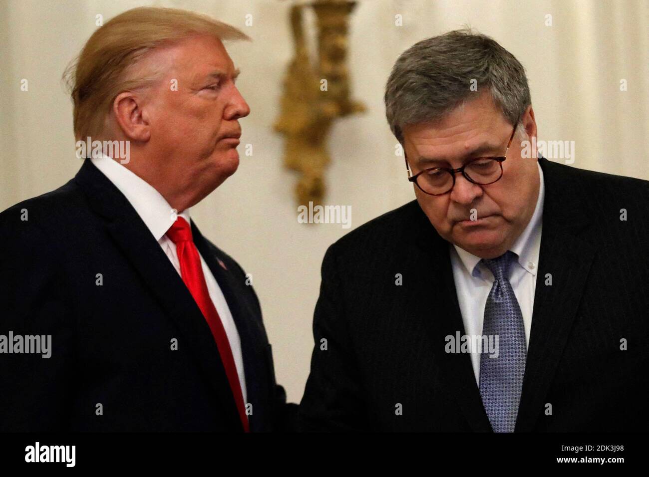 Photo du dossier datée du 9 septembre 2019, le président américain Donald Trump et le procureur général William Barr assistent à la cérémonie de la Médaille de la vaillance et des mention élogieuse à la Maison Blanche à Washington, DC, Etats-Unis. ÉTATS-UNIS le procureur général des États-Unis, William Barr, l’un des plus fervents alliés de Donald Trump, a démissionné quelques semaines après qu’il ait contredit le président en disant que le ministère de la Justice n’avait révélé aucune preuve de fraude électorale généralisée susceptible de modifier le résultat des élections de 2020. Photo de Yuri Gripas/ABACAPRESS.COM Banque D'Images