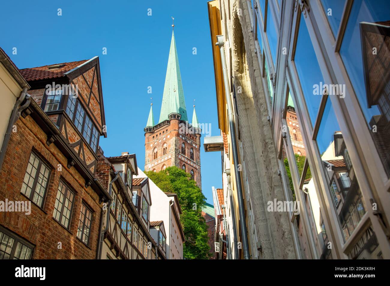 Allemagne, Schleswig-Holstein, ville hanséatique de Lübeck, vue à travers la Kleine Petersgrube à la tour de St, église de Petri, Banque D'Images