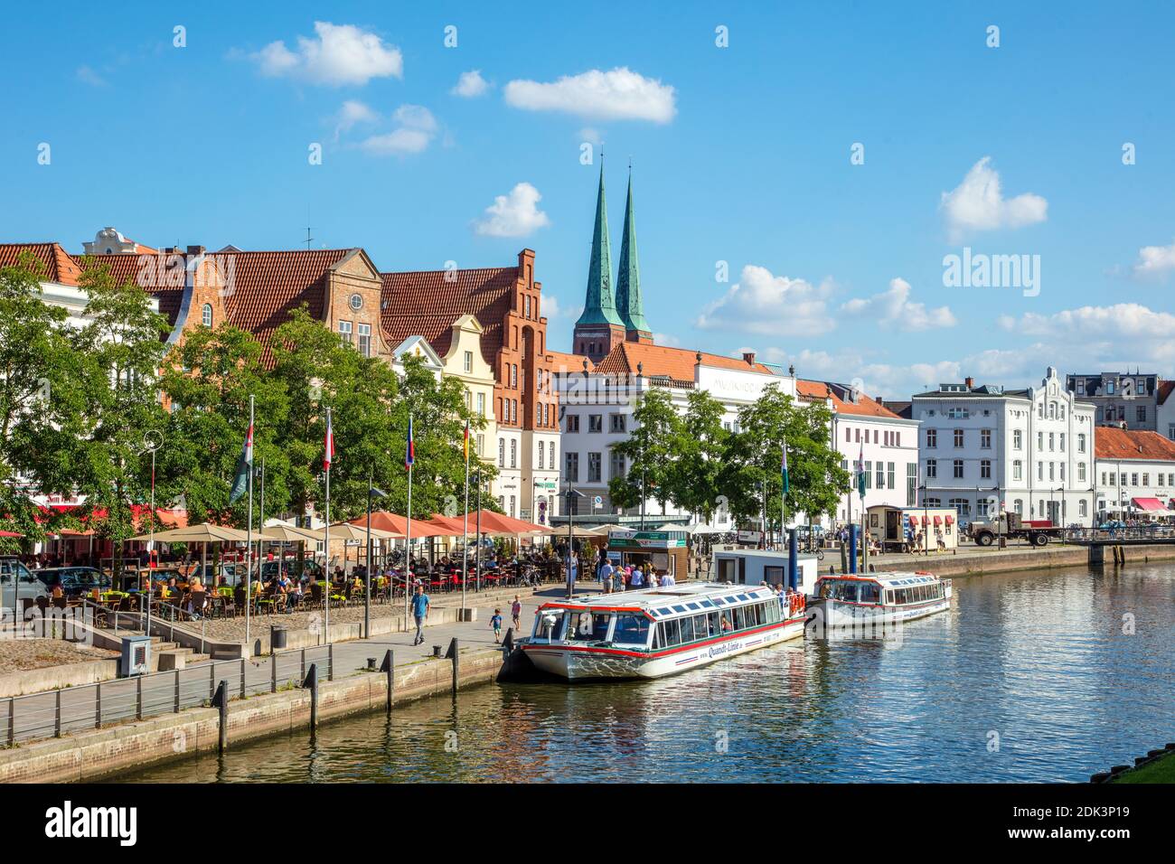 Allemagne, Schleswig-Holstein, ville hanséatique de Lübeck, vue du magasin de sel sur le Trave à la jetée sur l'Obertrave, en arrière-plan les tours de la cathédrale de Lübeck, Banque D'Images
