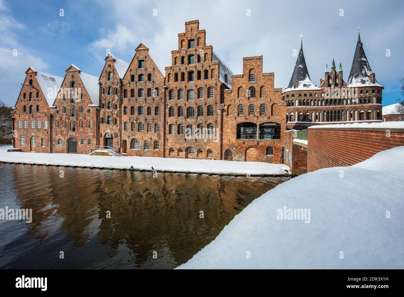 Allemagne, Schleswig-Holstein, ville hanséatique de Lübeck, hiver sur la travée, vue sur les réservoirs de sel historiques et la porte de Holsten, Banque D'Images