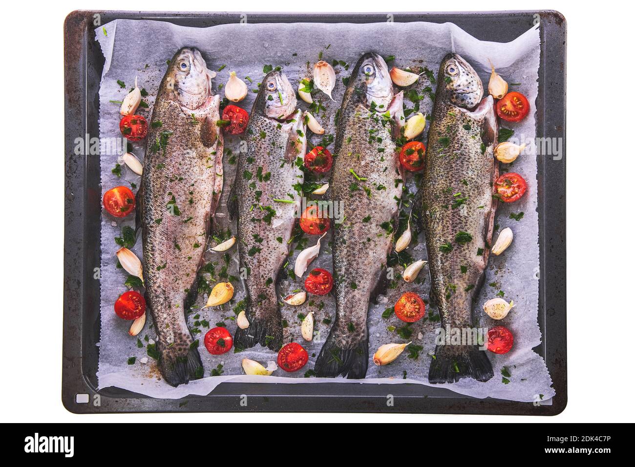Vue de dessus de poisson frais. Herbes épicées et légumes aliments sains épices isolées sur blanc Banque D'Images