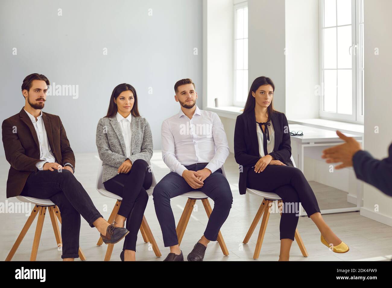 Des jeunes sérieux à l'écoute de la présentation lors d'un séminaire éducatif ou pendant la formation du personnel Banque D'Images
