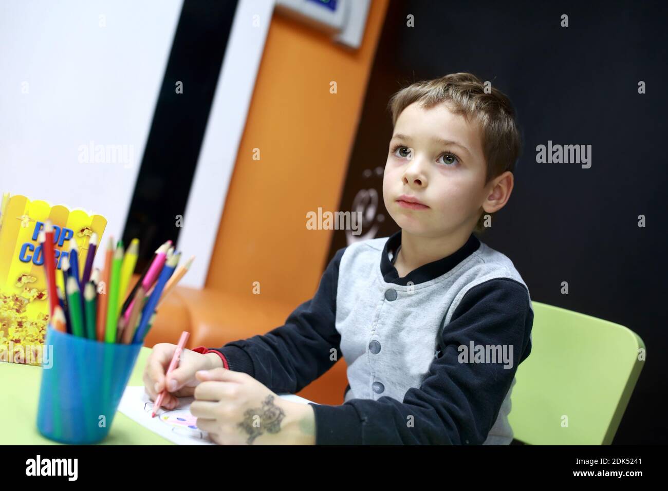 Portrait d'un enfant à la table Banque D'Images