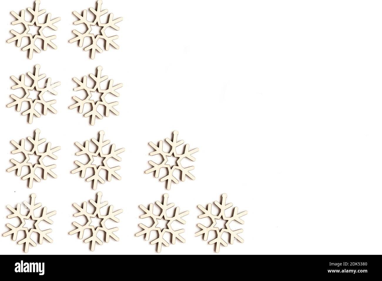 Motif de Noël avec flocons de neige sur fond blanc. Fond de Noël festif. Copier l'espace pour le texte Banque D'Images