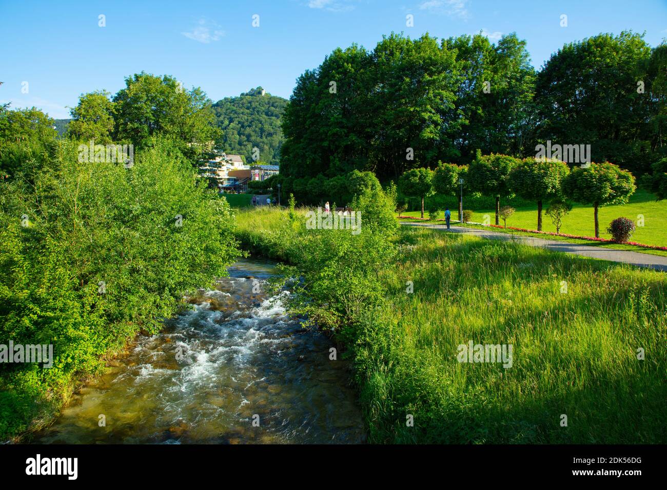 Allemagne, Bade-Wurtemberg, ville de Bad Urach, jardins spa avec vue sur le château de Hohenurach Banque D'Images