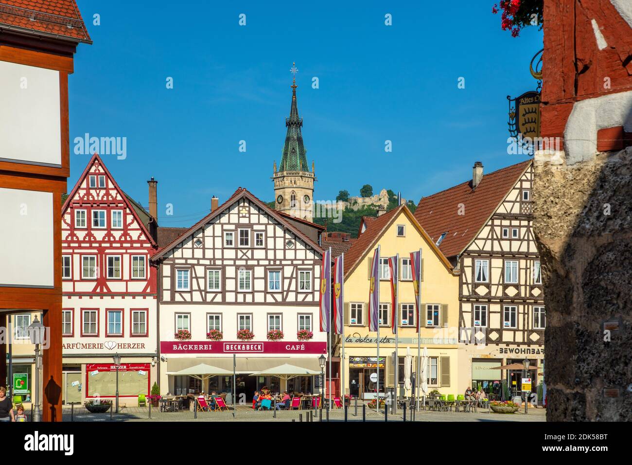 Allemagne, Bade-Wurtemberg, ville de Bad Urach, vue sur la place du marché avec la tour de l'église St, Amandus et le château d'Urach Banque D'Images