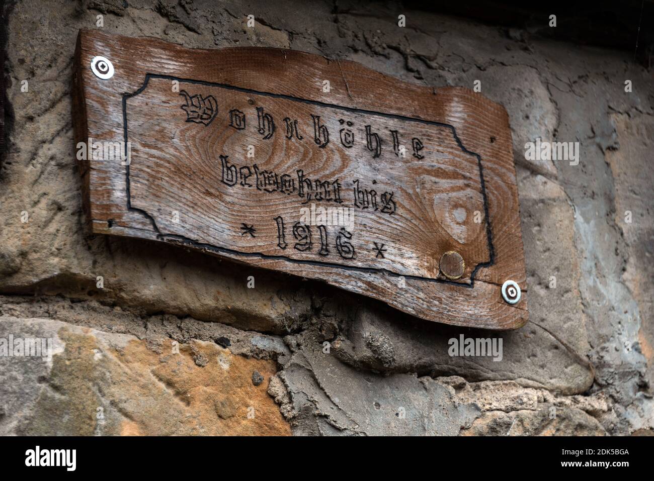 13 décembre 2020, Saxe-Anhalt, Langenstein: 'Habitation de grotte - habitée jusqu'en 1916' est écrit à l'entrée de l'une des petites habitations de grotte. À Langenstein dans les montagnes Harz, vous attendez littéralement un tuyau Hobbit pour venir autour du coin. Dans le petit village près de Halberstadt, il y a encore une douzaine d'habitations troglodytiques bien conservées, qui nous rappellent la plaine d'inondation des deux BEST-sellers 'le Seigneur des anneaux' et 'le Hobbit' de l'écrivain J.R.R. Tolkien. Les habitations ont été sculptées dans plusieurs roches de grès avec un marteau et un burin par des familles paysannes à partir de 1855. Toda Banque D'Images