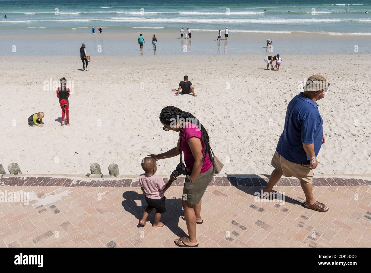 Les gens sur la plage de Muizenberg, Surferss' Corner, False Bay, Muizenberg, le Cap, Afrique du Sud. Banque D'Images