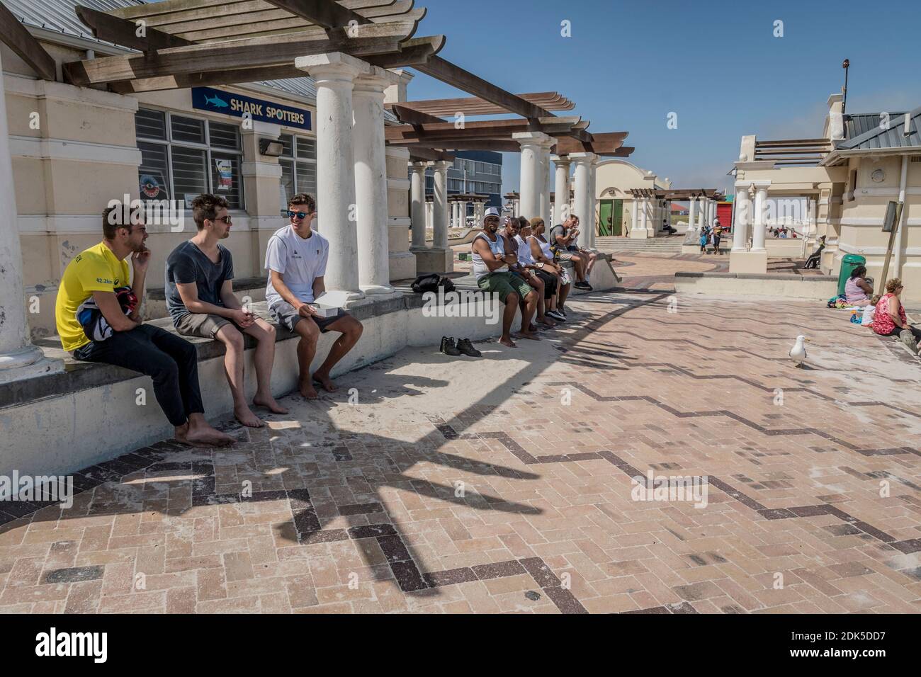 Les gens à l'extérieur du bureau de Shark Spotters à Surferss' Corner, Muizenberg Beach, False Bay, Cape Town, Afrique du Sud. Banque D'Images