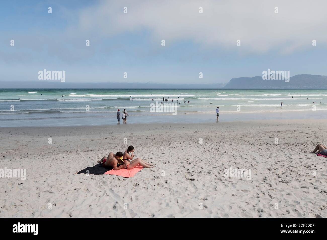 Les gens sur la plage de Muizenberg, Surferss' Corner, False Bay, Muizenberg, le Cap, Afrique du Sud. Banque D'Images