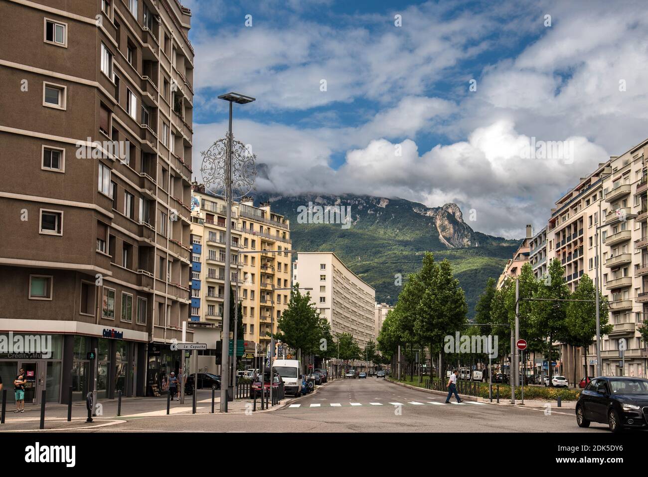 Rue française de Grenoble avec vue sur la montagne Banque D'Images