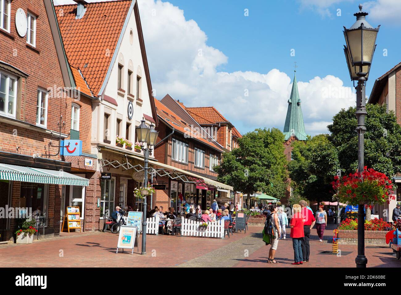 Allemagne, Basse-Saxe, Lueneburg Heath, Bad Bevensen. Lüneburger Strasse, vue sur l'église Banque D'Images