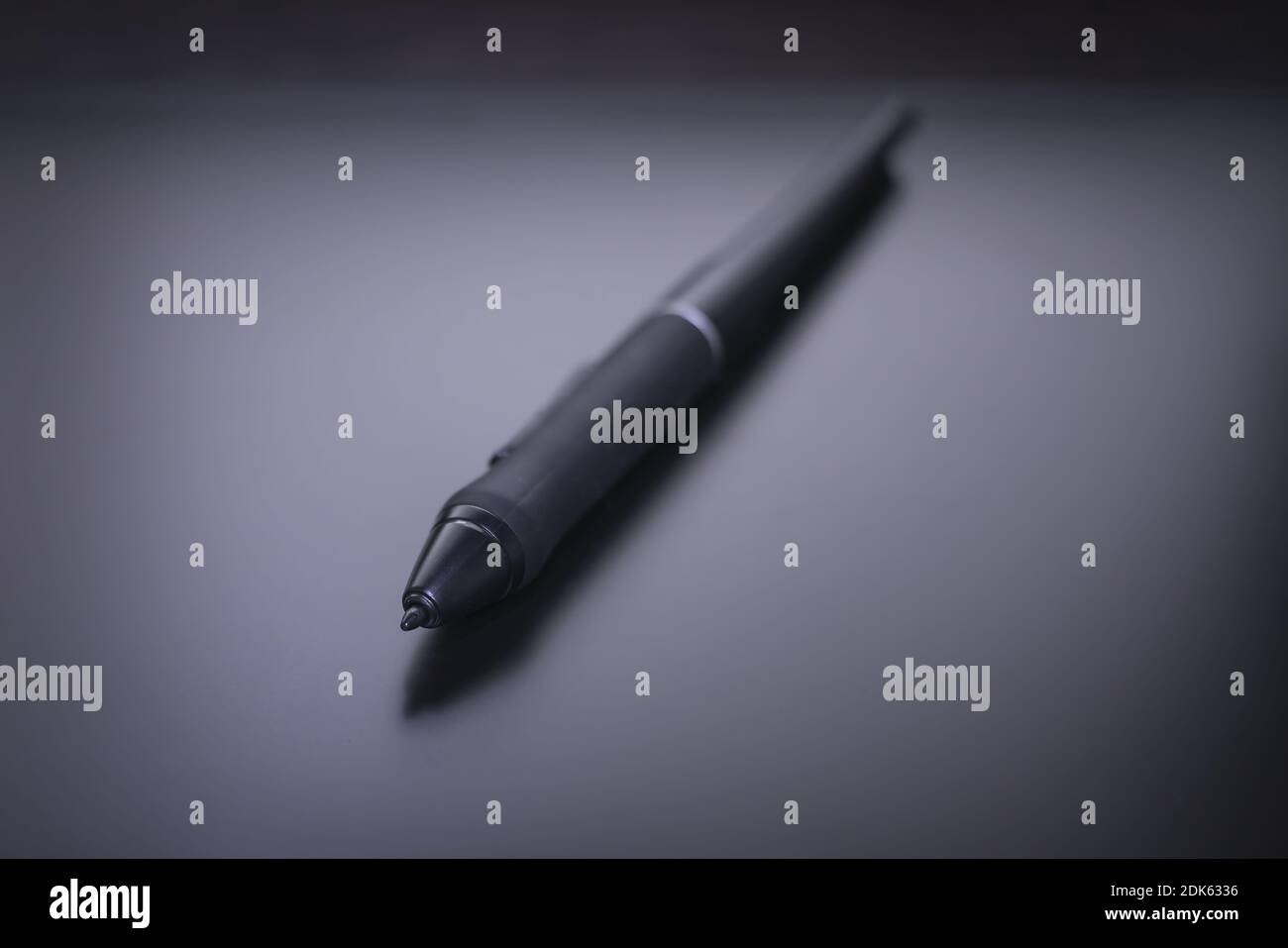Cliché isolé d'un stylo sur fond noir Banque D'Images