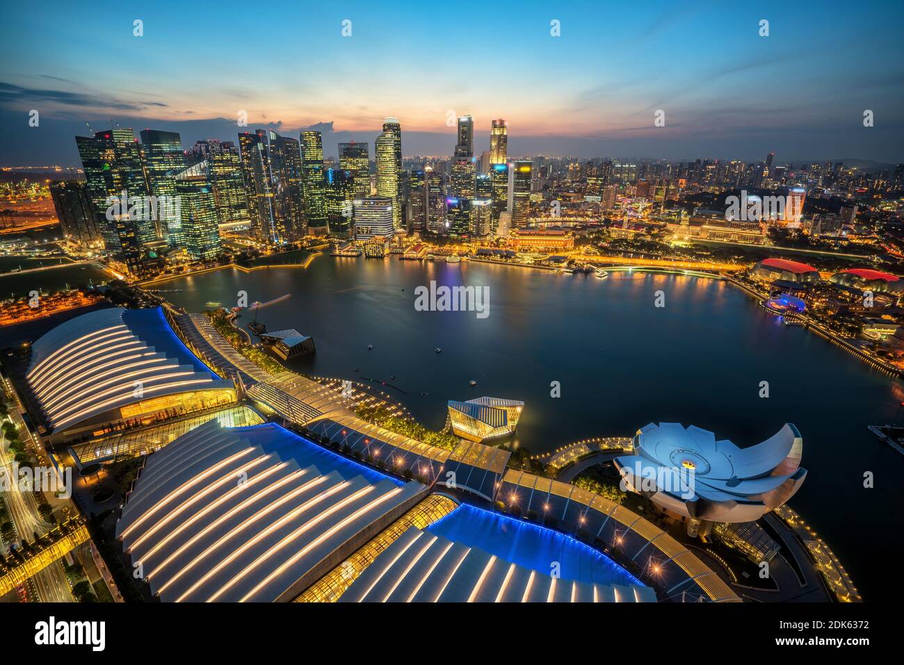 Vue aérienne de la baie de Marina au coucher du soleil. Zone centrale de Singapour et CityScape la nuit à Marina Bay. Ville de Singapour et Banque D'Images