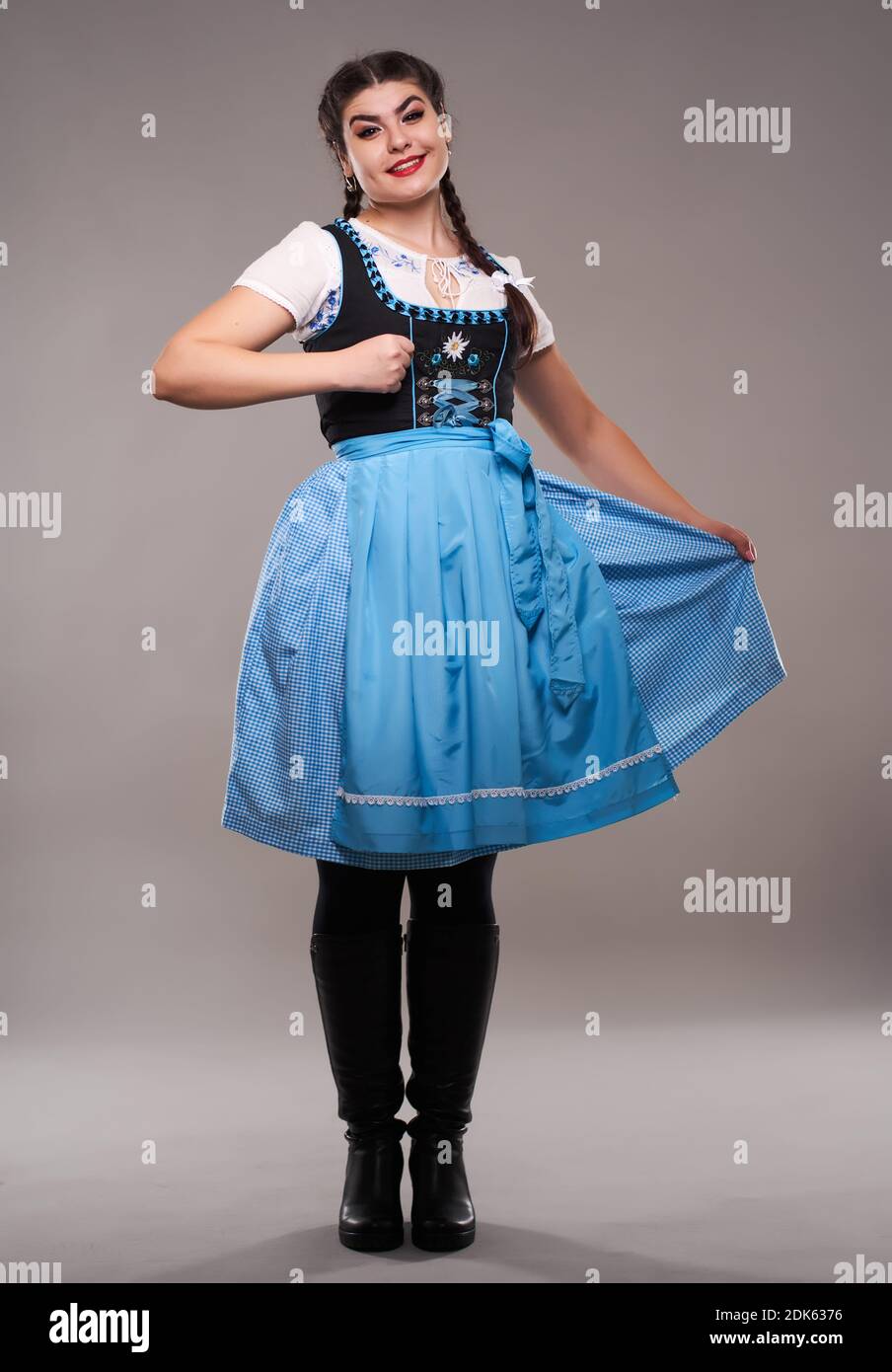 Jeune femme en costume traditionnel de folklore allemand, isolée sur fond  gris Photo Stock - Alamy