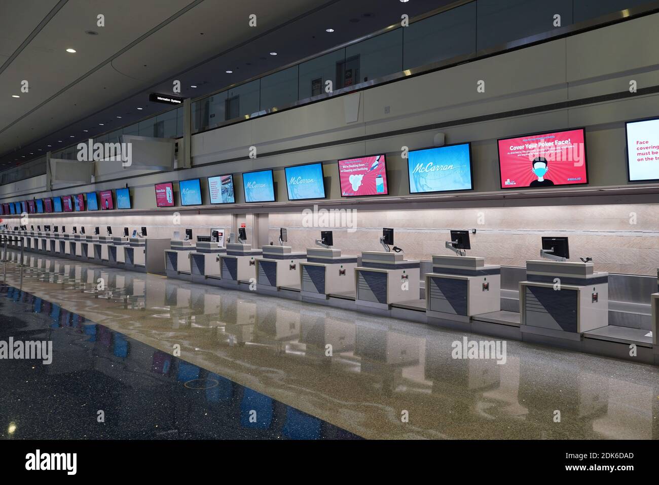 Guichets vides à l'aéroport international McCarran (LAS) dans le cadre de la pandémie mondiale de coronavirus COVID-19, le dimanche 13 décembre 2020, à Las Vegas. Banque D'Images