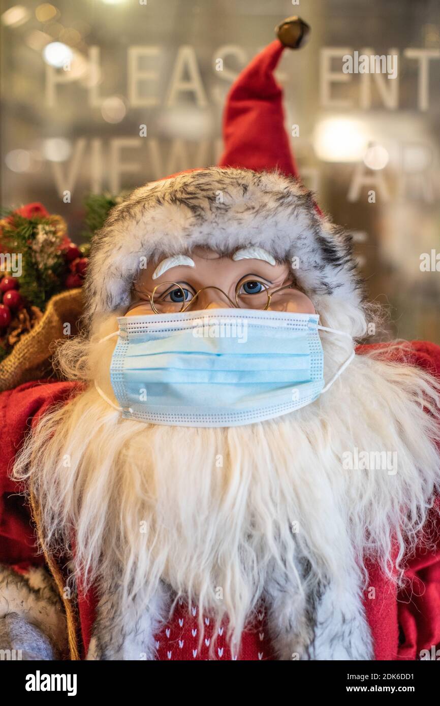 Le mannequin de Noël du père portant un masque protecteur pendant la pandémie du coronavirus, Angleterre, Royaume-Uni Banque D'Images