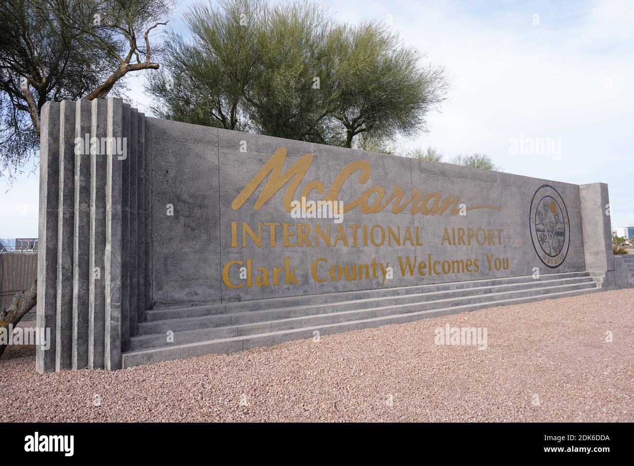 Un panneau à l'entrée de l'aéroport international McCarran (LAS), dimanche 13 décembre 2020, à Las Vegas. Banque D'Images