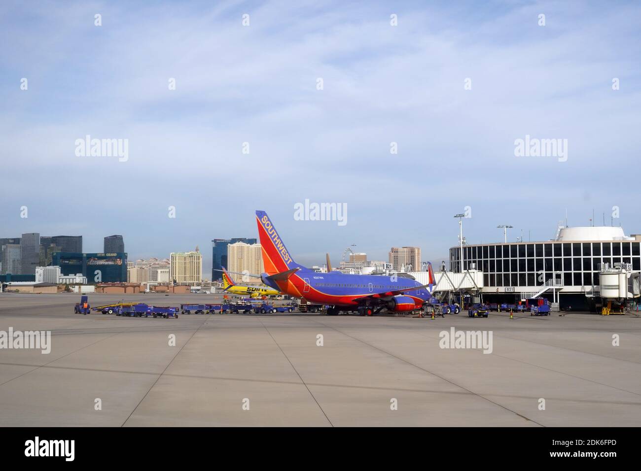 Voies Southwest et Spirit Airlines garées à la porte B de l'aéroport international McCarran, le dimanche 13 décembre 2020, à Las Vegas. Banque D'Images