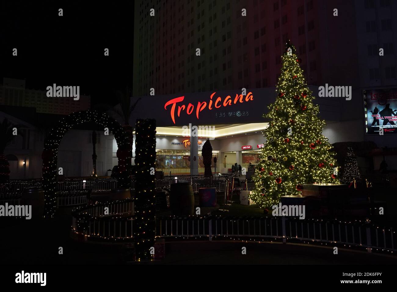 Un arbre de Noël et des décorations de vacances à l'hôtel Tropicana, le dimanche 13 décembre 2020, à Las Vegas. Banque D'Images