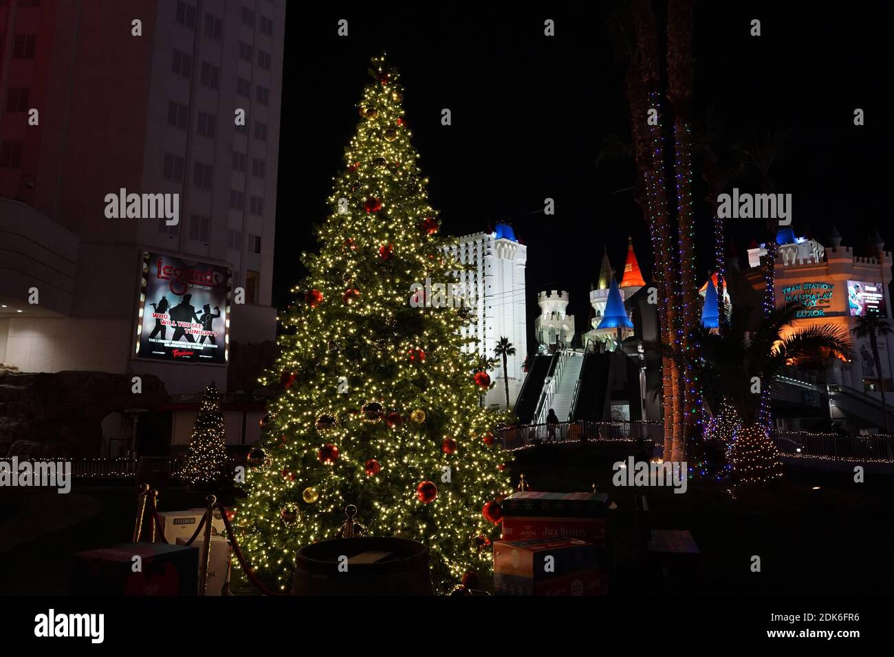 Un arbre de Noël et des décorations de vacances à l'hôtel Tropicana, le dimanche 13 décembre 2020, à Las Vegas. Banque D'Images