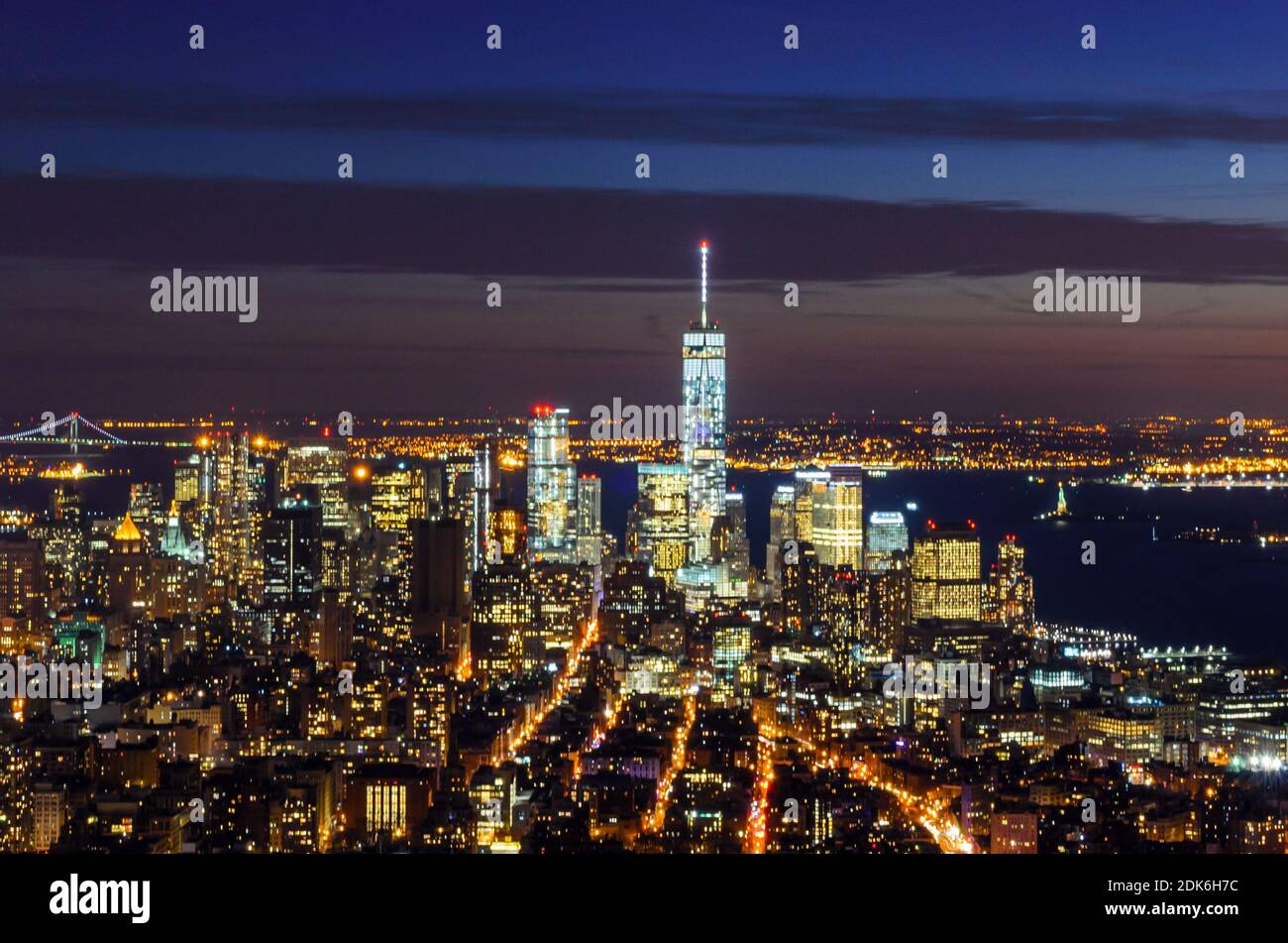 Vue panoramique et aérienne à couper le souffle de Manhattan, New York, la nuit. Beaux bâtiments illuminés futuristes. Tour de la liberté, Lady Liberty Banque D'Images