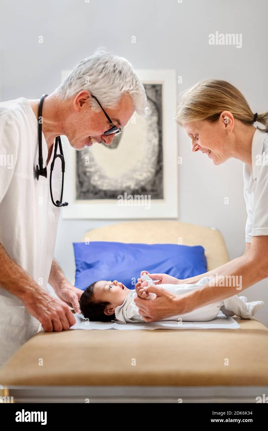 Médecins examinant bébé Banque D'Images