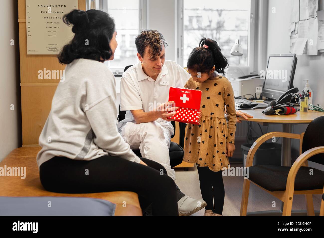 Fille dans le bureau du médecin Banque D'Images