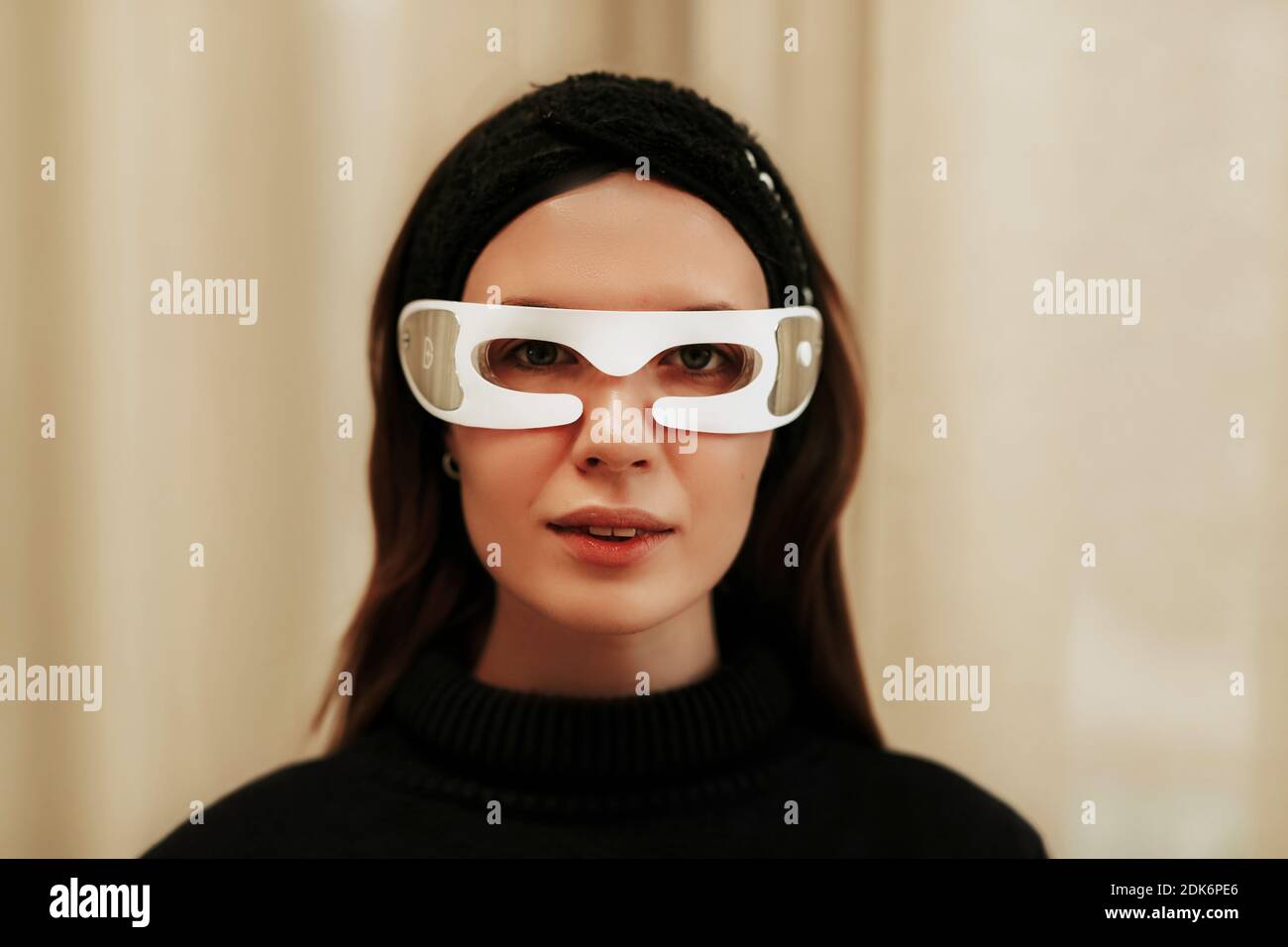 Portrait d'une femme avec des lunettes LED. Soin du visage Photo Stock -  Alamy