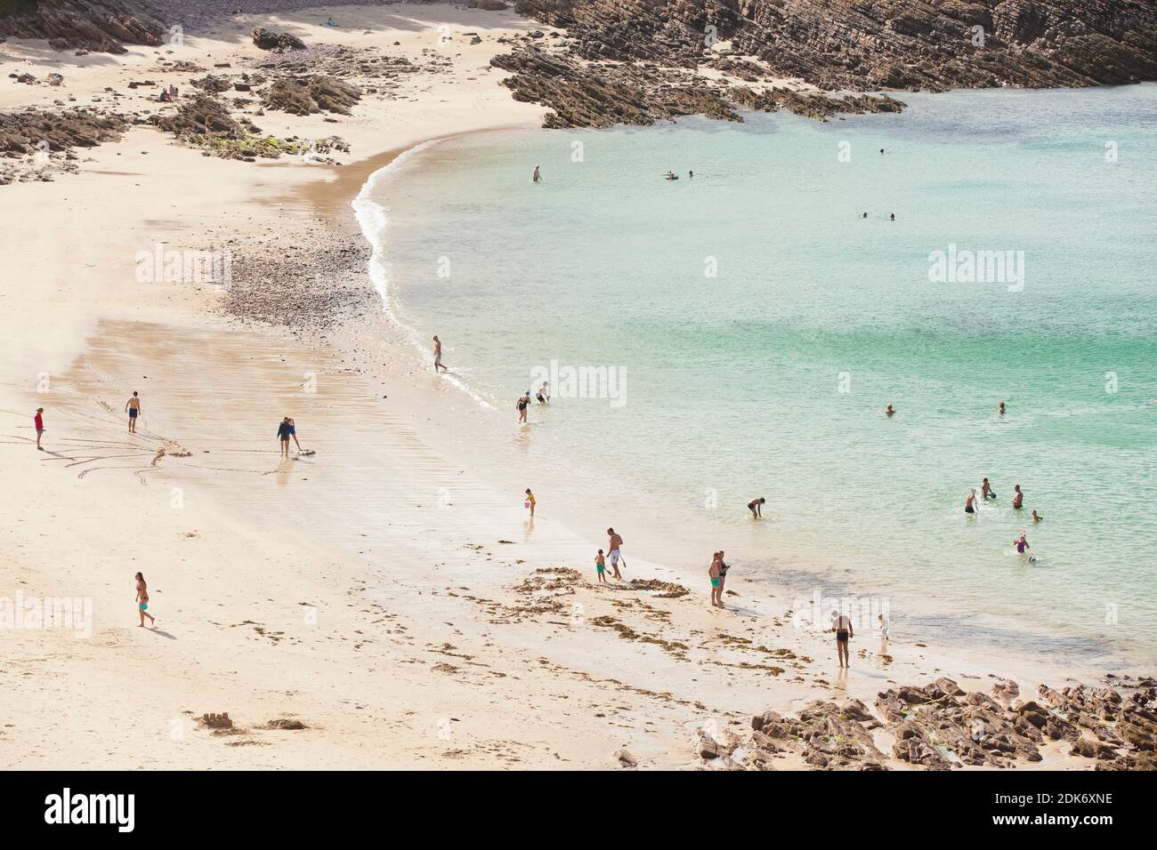 Les amateurs de plage apprécient le temps d'été et nagent dans une baie de Cap Erquy, Bretagne, France. Banque D'Images