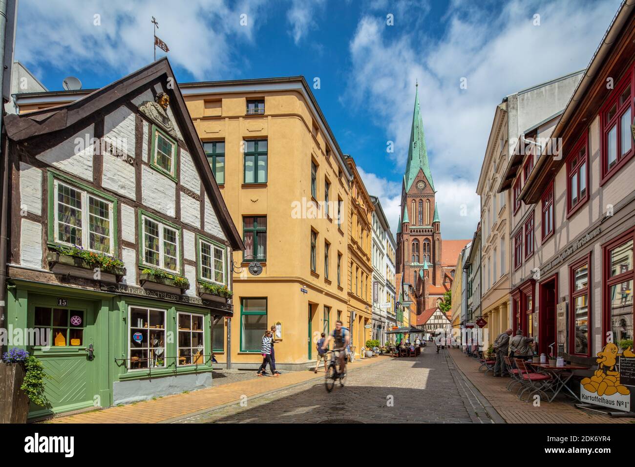 Allemagne, Mecklembourg-Poméranie occidentale, capitale de l'État Schwerin, vieille ville. Buschstrasse avec vue sur la cathédrale Banque D'Images