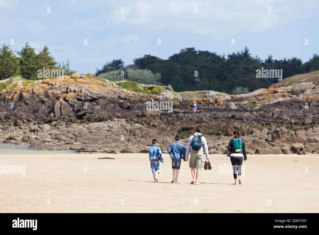 Excursion en famille sur l'île marémotrice des Ebihens près de Saint-Malo en Bretagne, France. Banque D'Images