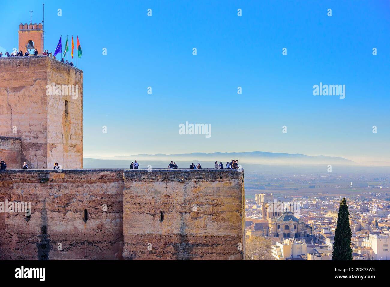 Grenade, Espagne - 7 janvier 2020 : Torre de la Vela – la Tour d'observation du complexe de l'Alhambra. Les visiteurs apprécient la vue magnifique sur la ville depuis le sommet o Banque D'Images