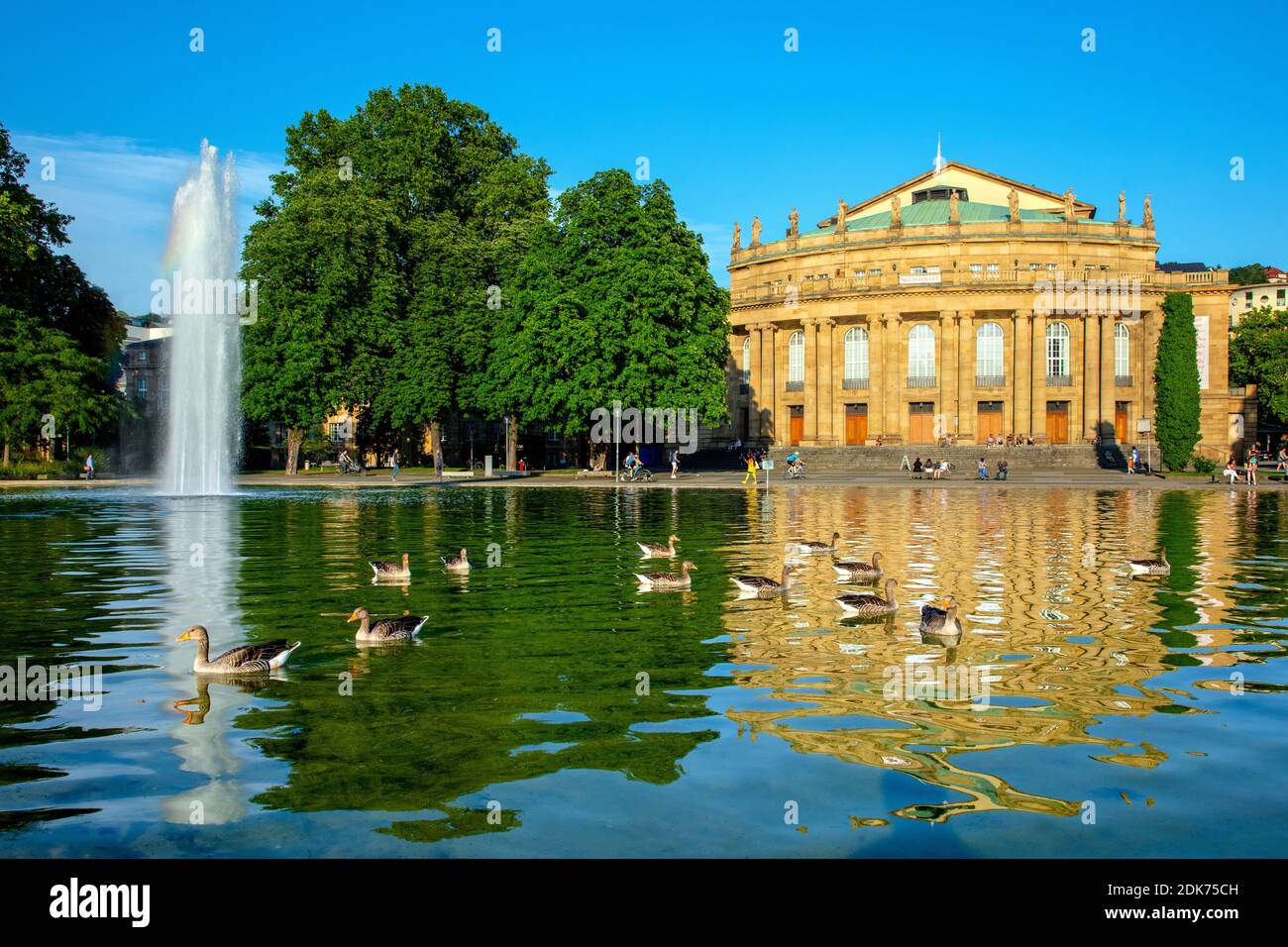 Allemagne, Bade-Wurtemberg, ville de Stuttgart, Opéra d'Etat, parc du château - vue sur Eckensee Banque D'Images