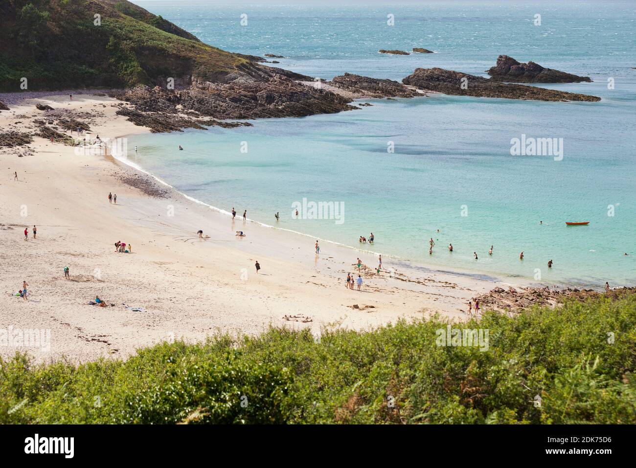 Les amateurs de plage apprécient le temps d'été et nagent dans une baie de Cap Erquy, Bretagne, France. Banque D'Images