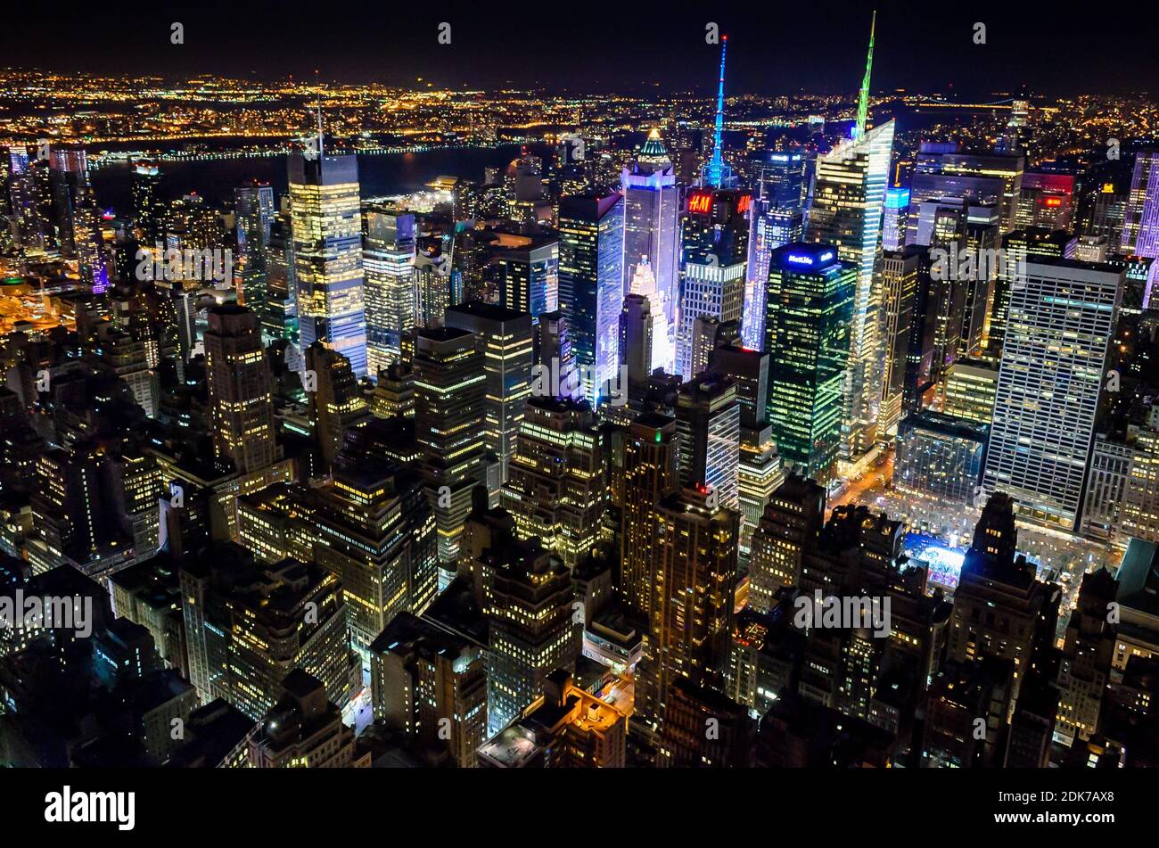 Vue en grand angle des bâtiments et des tours futuristes de Manhattan, New York, États-Unis. Gratte-ciel illuminés à la Big Apple. Banque D'Images