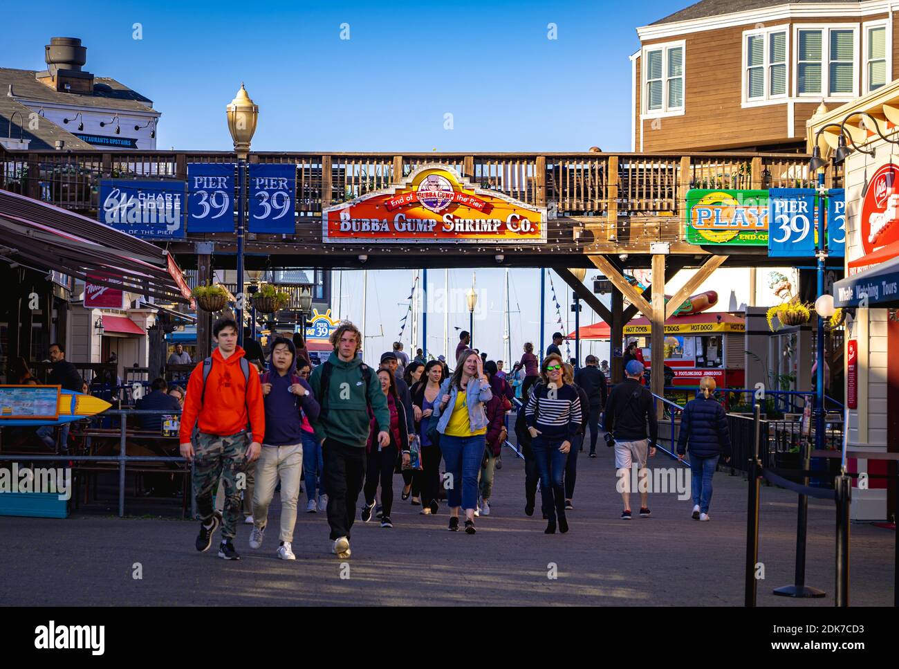 Pier 39 est un centre commercial et une attraction touristique populaire construit sur un quai à San Francisco. Banque D'Images