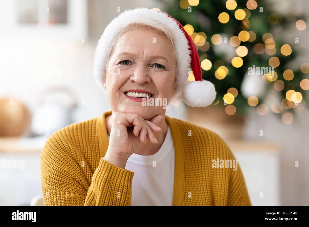 Portrait d'une vieille femme joyeuse en chapeau de père Noël Banque D'Images