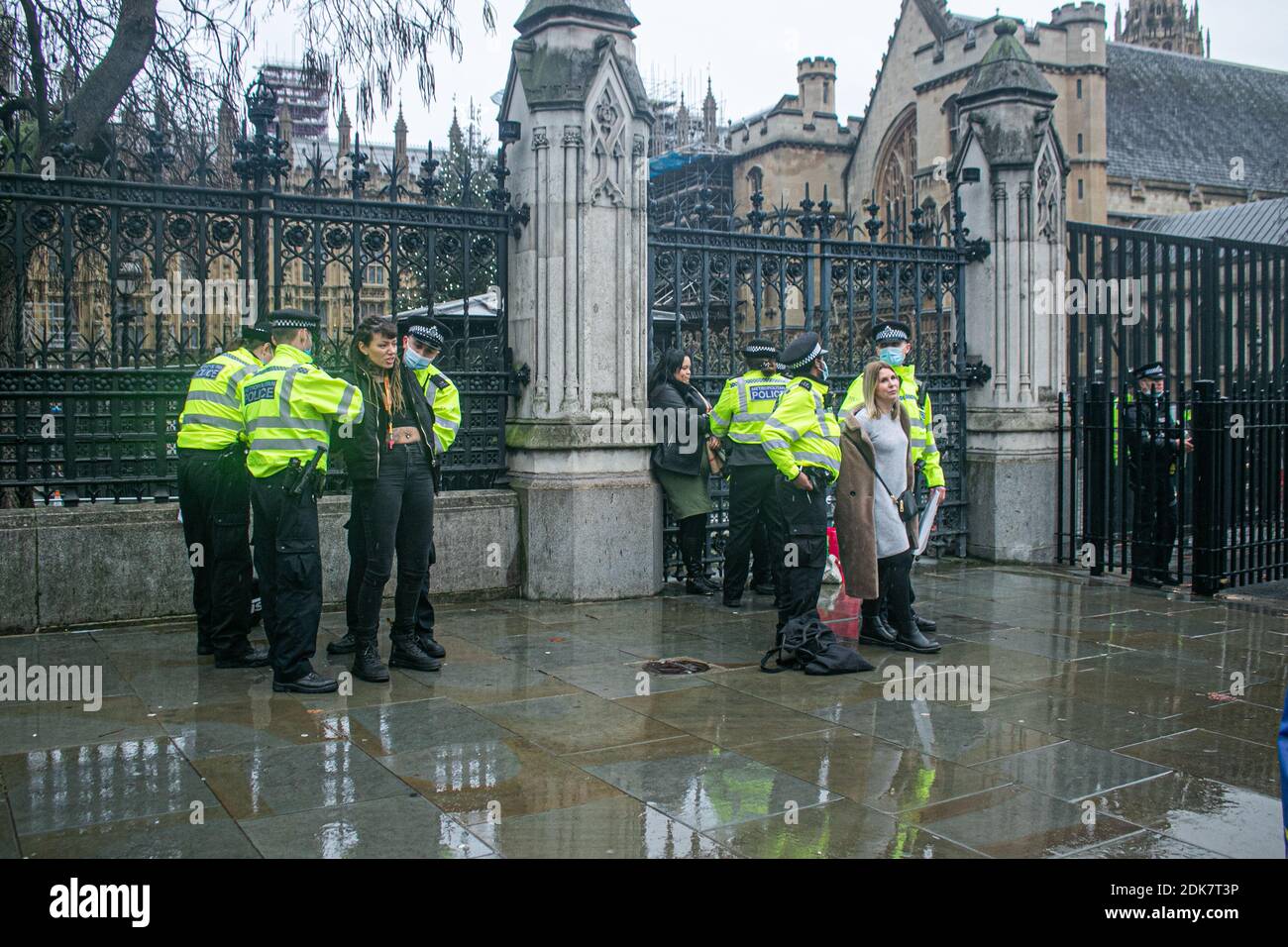 WESTMINSTER LONDRES 14 décembre 2020. Les manifestants anti-vax sont menottés par la police après avoir été arrêté lors d'une manifestation anti-verrouillage à Westminster alors que Londres se propose d'entrer dans la catégorie 3 d'alerte de Covid avec des retrictions plus sévères dans les prochains jours. Credit: amer ghazzal / Alamy Live News Banque D'Images