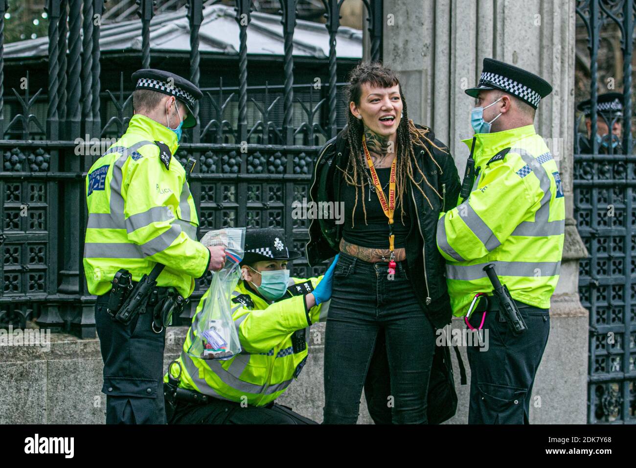 WESTMINSTER LONDRES 14 décembre 2020. Des policiers ont mis une femme en détention lors d'une manifestation anti-verrouillage organisée par le stand X sur la place du Parlement . Londres doit être déplacée vers les restrictions de niveau 3, niveau élevé d'alerte de foule, à partir de mercredi après une poussée d'infections dans de nombreuses bourgs exigeant la fermeture de pubs, bars, cafés et restaurants autres que pour offrir des plats à emporter. Credit: amer ghazzal / Alamy Live News Banque D'Images