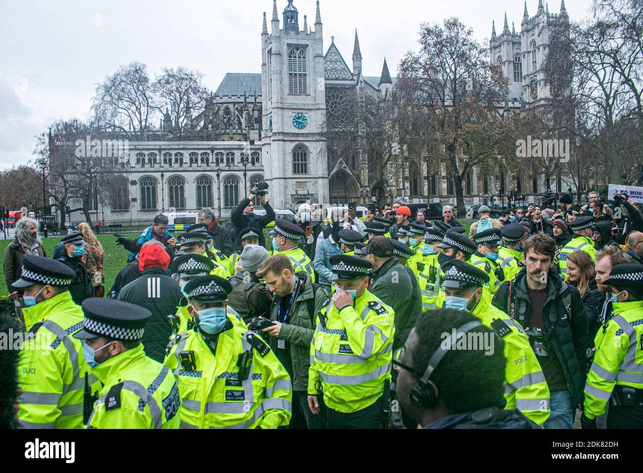 WESTMINSTER LONDRES 14 décembre 2020. La police et les manifestants anti-vax s'affrontent au cours d'une manifestation anti-verrouillage à Westminster alors que Londres se propose de passer au niveau 3 d'alerte de Covid avec des retrictions plus sévères dans les prochains jours. Credit: amer ghazzal / Alamy Live News Banque D'Images