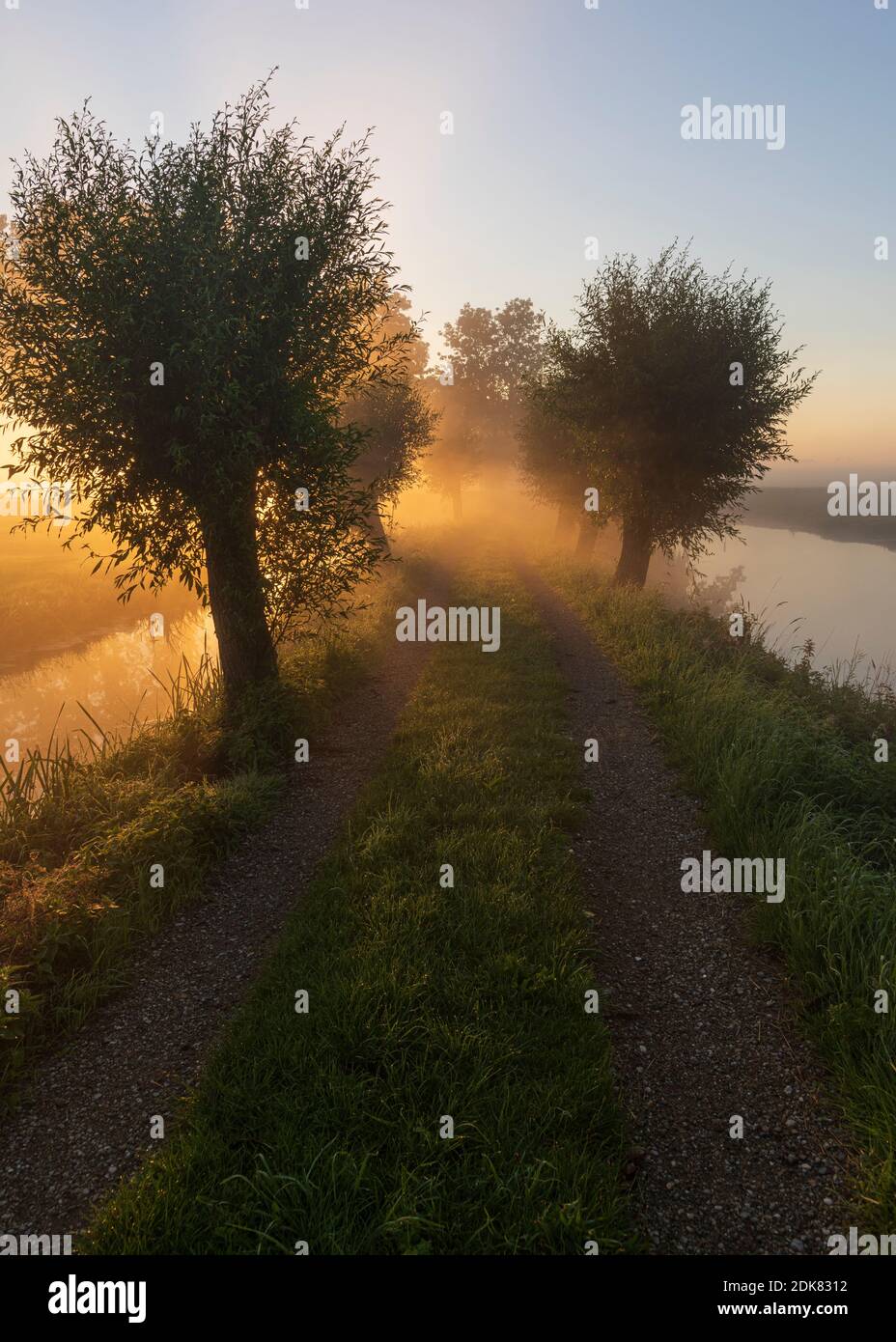 Ein Tag en Hollande: Sonnenaufgang im POLDER, CityWalk à Dordrecht. Banque D'Images